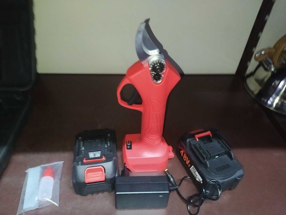 sekator na akumulator 2 akumulatory nowość bardzo mocny utnie nawet pa