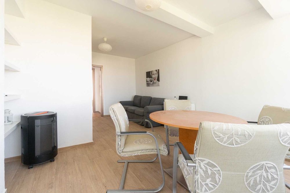 Quarto em apartamento de estudantes Nova SBE - ENTRADA IMEDIATA