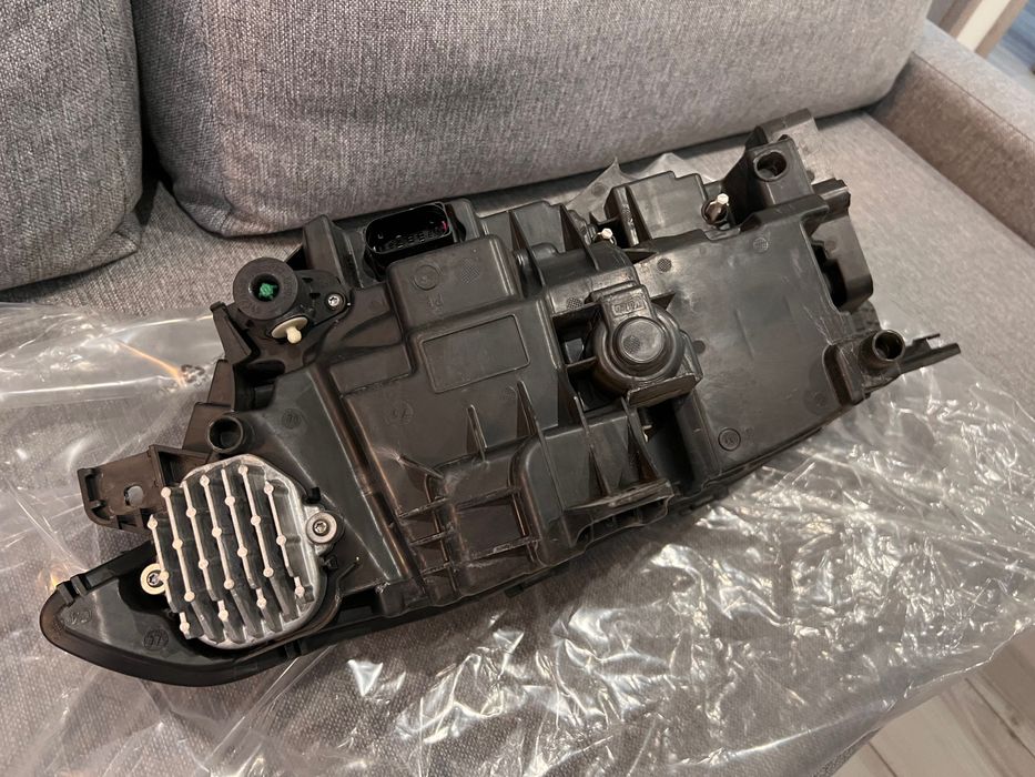 Reflektor przedni PRAWY Volvo XC90 2020 – Full