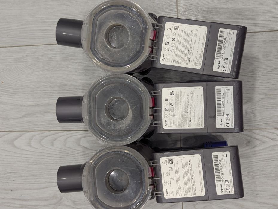 3 Dyson V8  пилососа  + труба