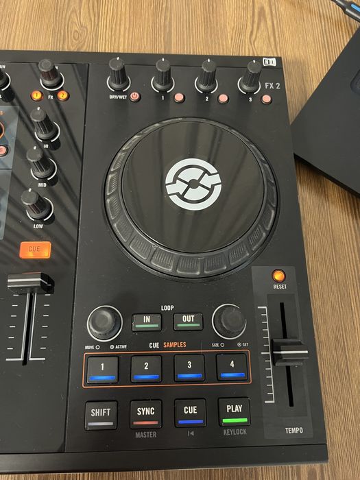 Native Instruments Traktor Kontrol S2. Dj контроллер