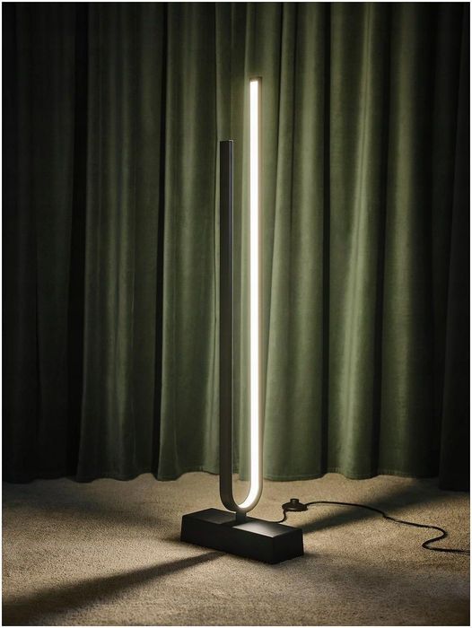 Lampa podłogowa LED czarna