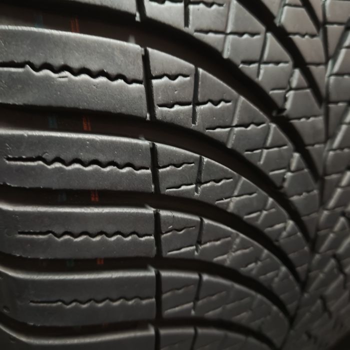 255/35/19 XL Sprzedam parę opon całorocznych Goodyear
