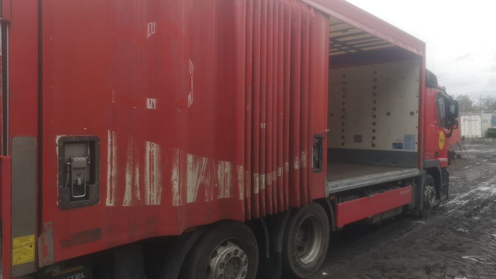 Zabudowa plandeka Mercedes firanka, kontener, paka magazyn garaż drzwi