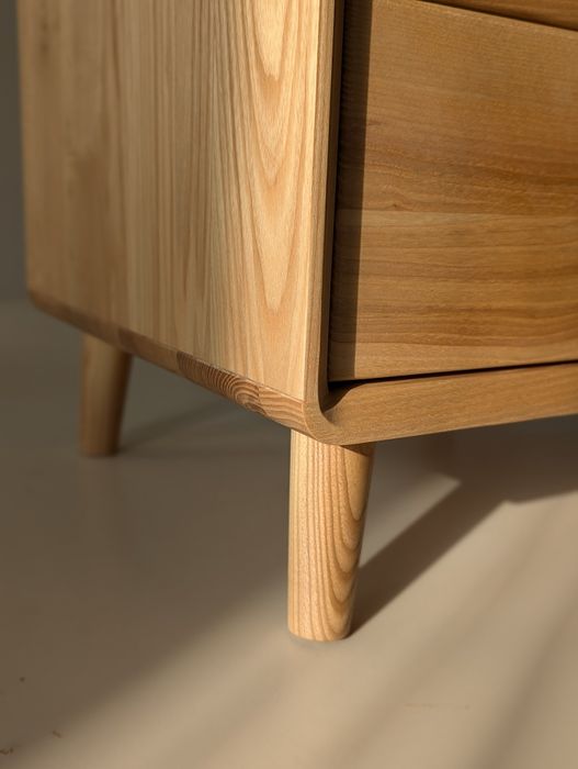 Приліжкова тумба з натуральної деревини / Якість надійність та стиль