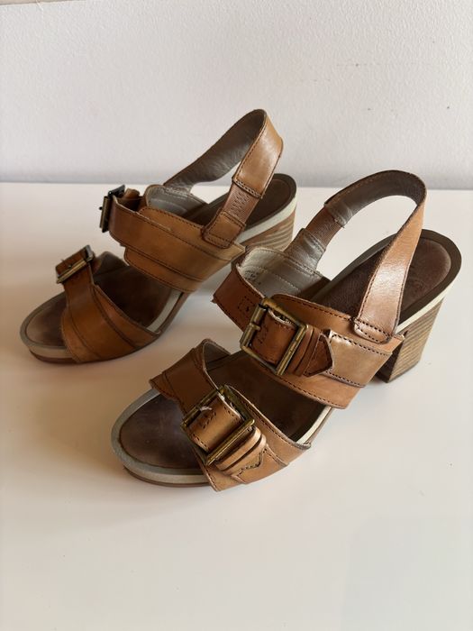Sandálias Hush Puppies beijes em pele