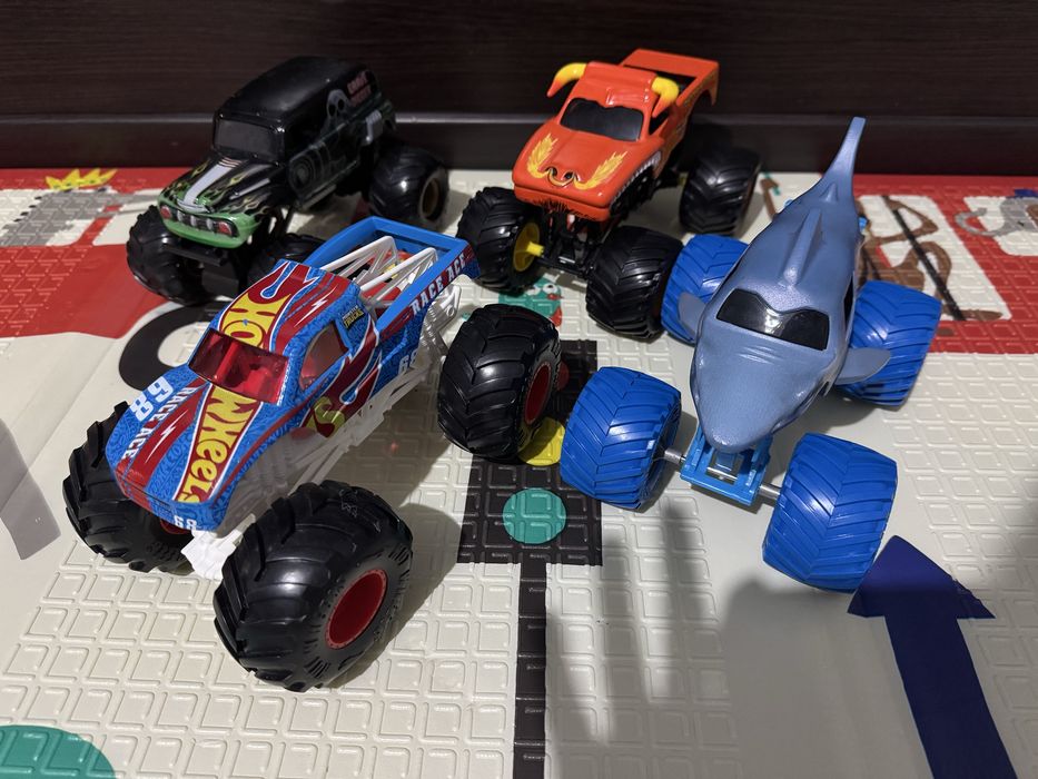 Monster Jam 1:24 Eltoro loco,Grave digger,Megalodon,Race ace Hotwheels