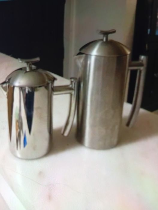 Jarra de café e chaleira em aço inox