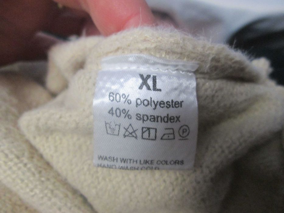 oliwkowy sweter w kwiaty