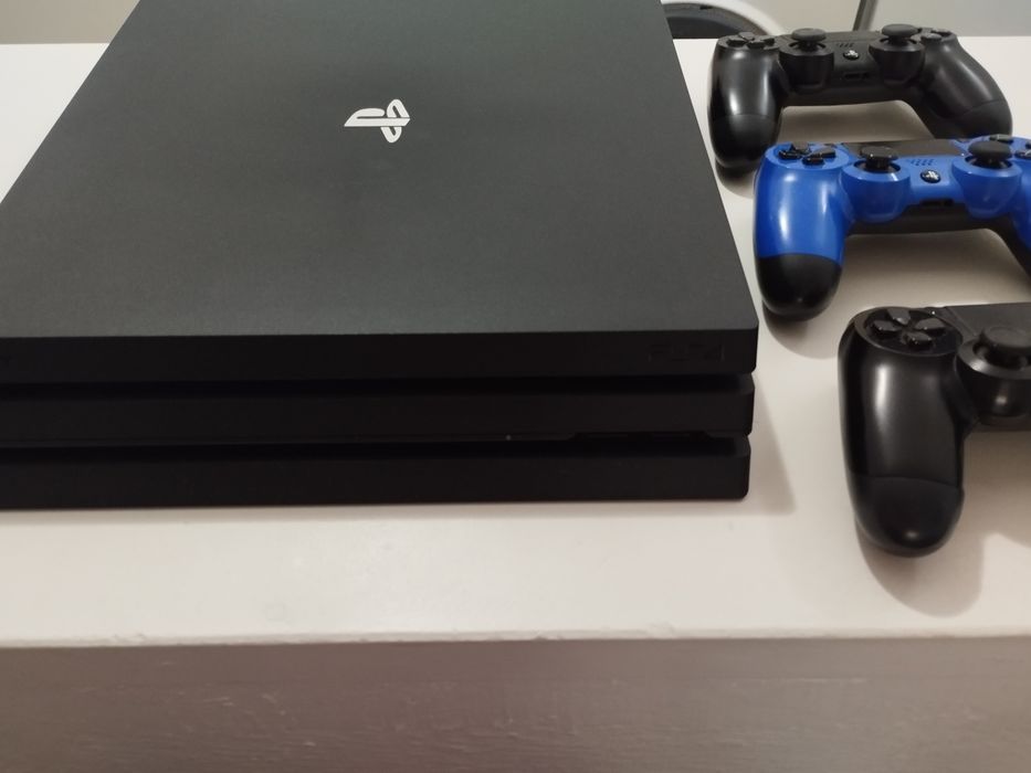 PS4 Pro em ótimo estado com 3 comandos