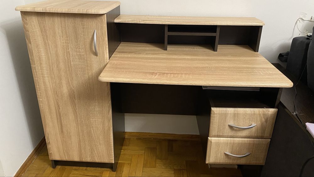 Продам стіл письмовий б/у  в доброму стані