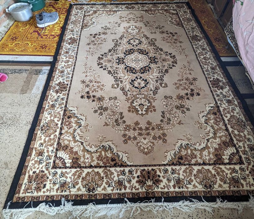 Продам ковер хорошее состоянее