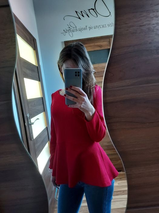 Bluzka koszulka z baskinką rozkloszowana