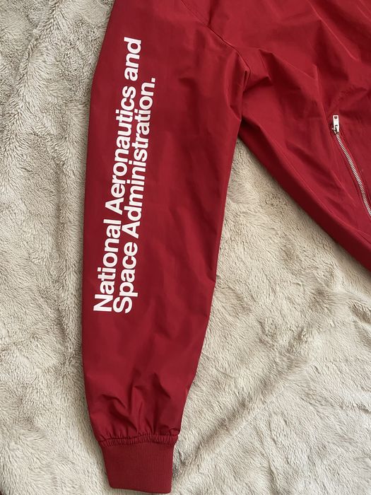 Червоний бомбер Nasa від Pull&Bear