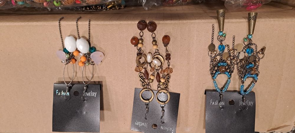 Várias pulseiras brincos e fios