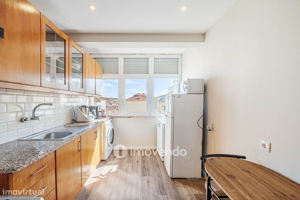 Apartamento T2 remodelado, com arrecadação, no Forte da Casa