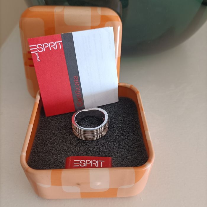 Anel Esprit em prata com contraste.