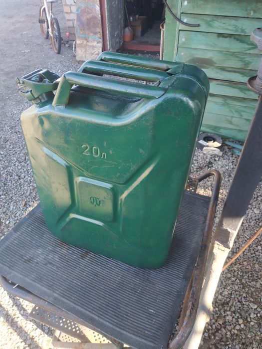 Продам канистры металлические 20л,10л