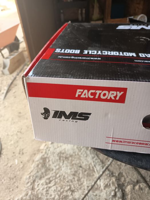 Vendo um par de botas de moto cross n'43 , novas