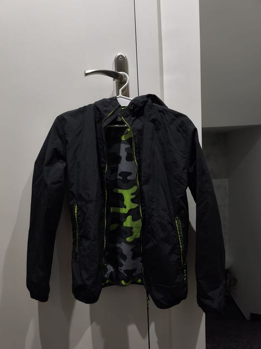 Czarna kurtka idealna na wszystkie pory roku