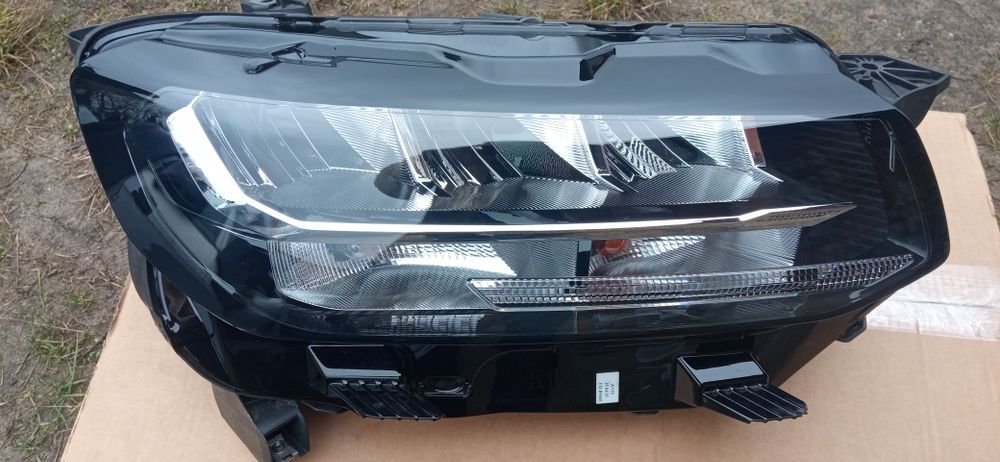 Peugeot Partner 4 IV Toyota Proace City Opel Combo Reflektor prawy