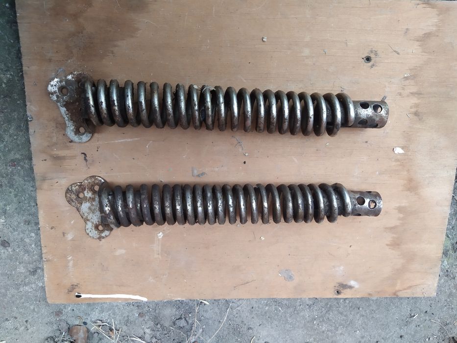 Продам амортизаторы задние