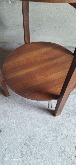 Mesa redonda com cerca de 65 cm de diâmetro