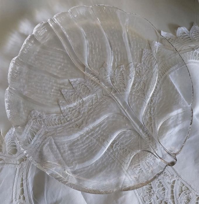 Liść kapusty, szklana, profilowana patera. Prezentuje się wyśmienicie,