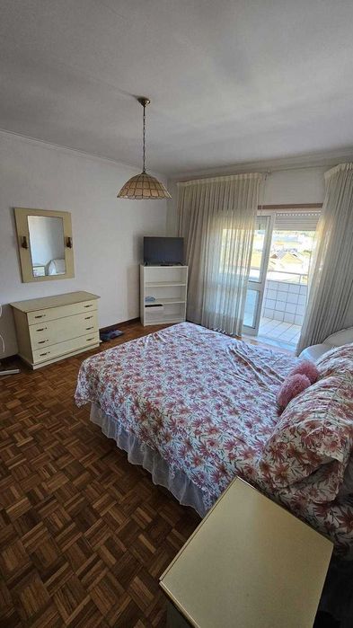 Alugo quartos junto á U. M.