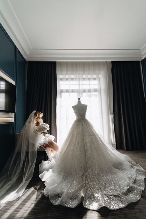 Весільна сукня з шлейфом