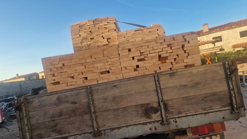 Madeira de pinho alinhada seca comprimentos 2.60 e 2.20x40 e 55 mm