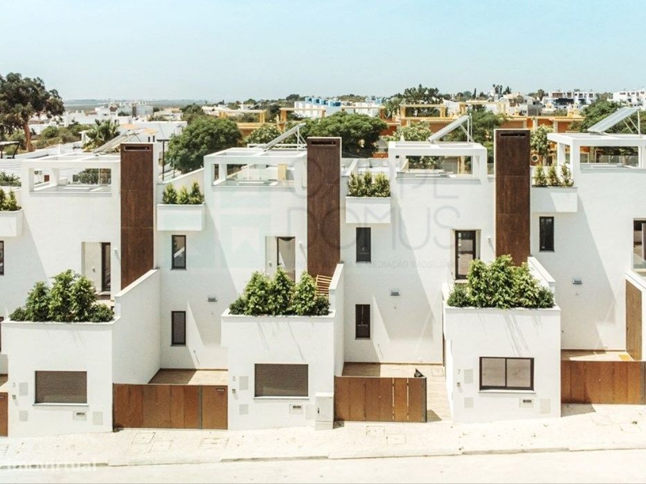 Nova moradia T3 com amplos terraços e piscina privada, na Fuseta, A...