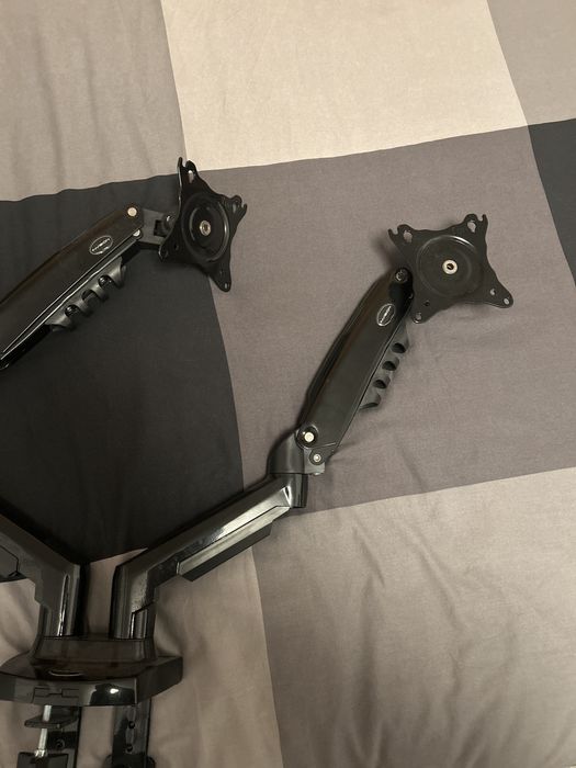 Braço duplo para monitor da Invision