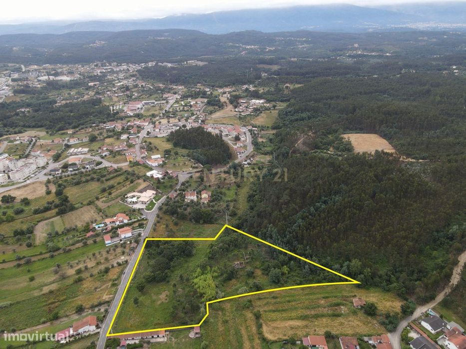 Terrenos para Construção (4) de Moradias, um deles com uma ruina, em V