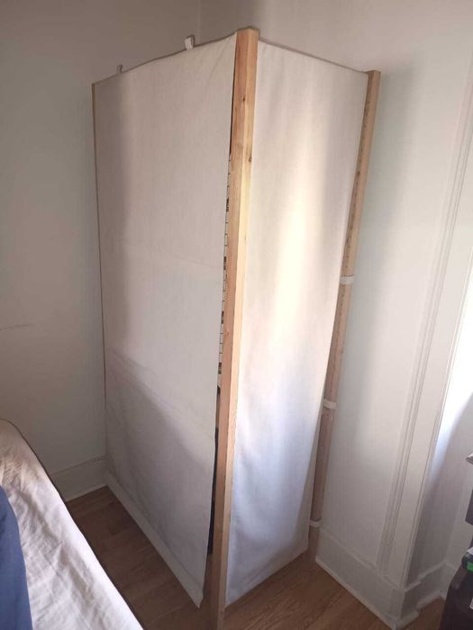 Roupeiro de tecido e madeira