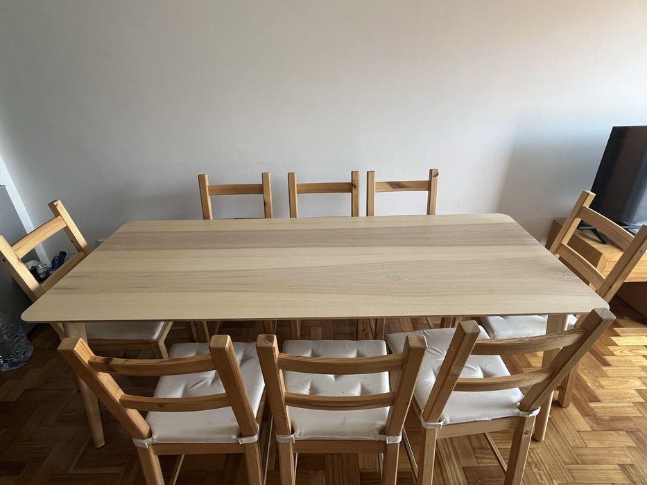 Mesa de Jantar + 8 Cadeiras em Madeira – Excelente Estado