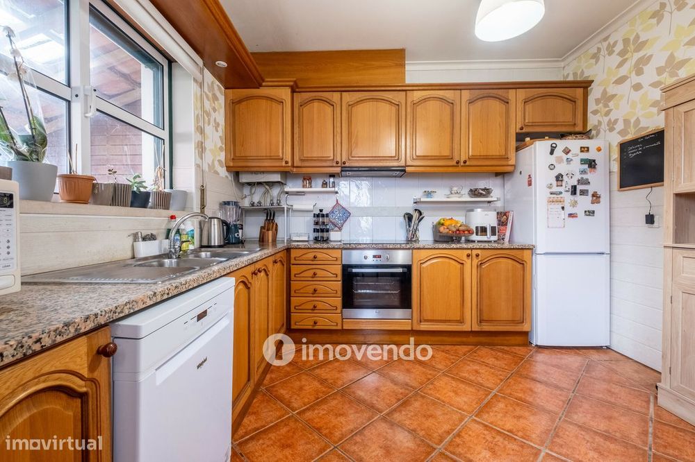 Moradia T3 mobilada e equipada, com garagem e jardim, na Mealhada