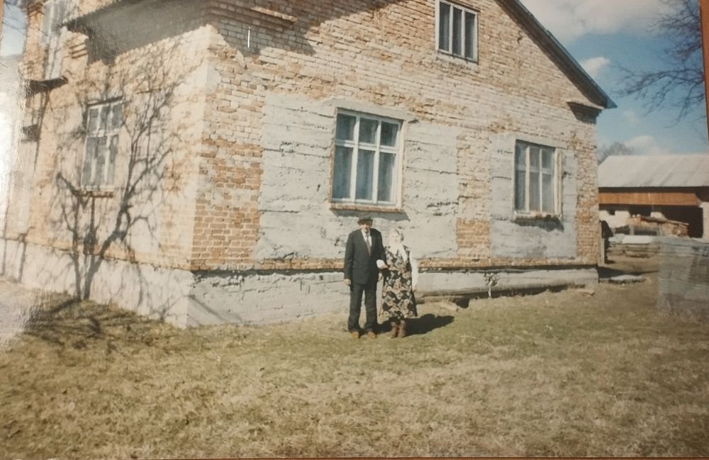 Будинок земля 25 с госп будівлі центр села потребує ремонту терміново