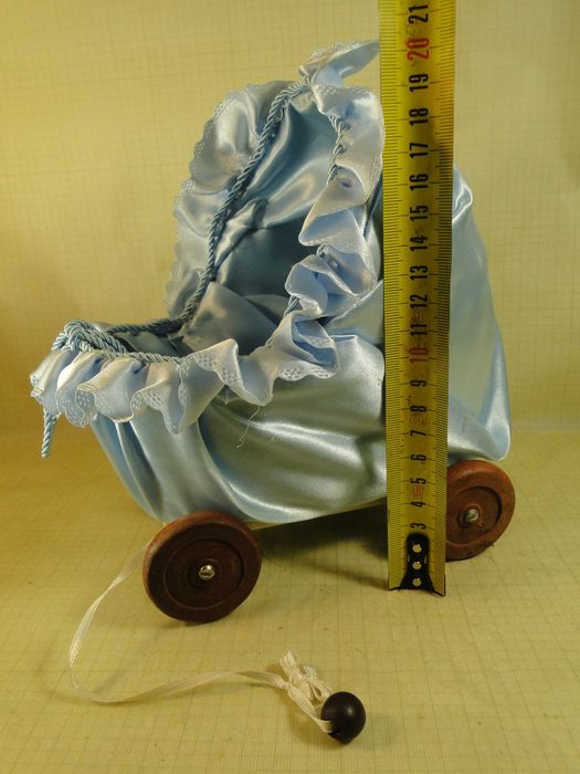 Коляска игрушеченая