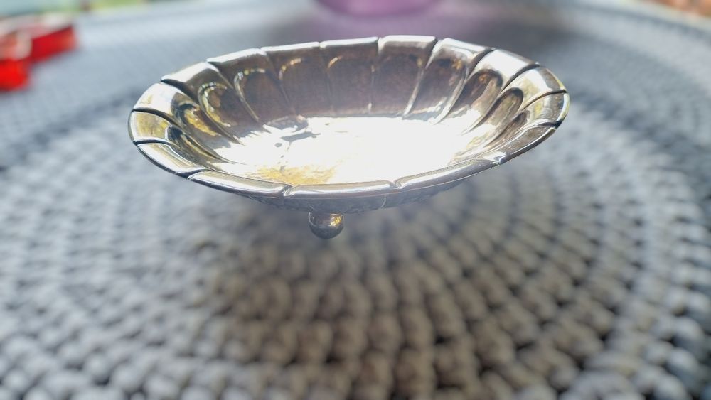 Antyczna misa na podstawce