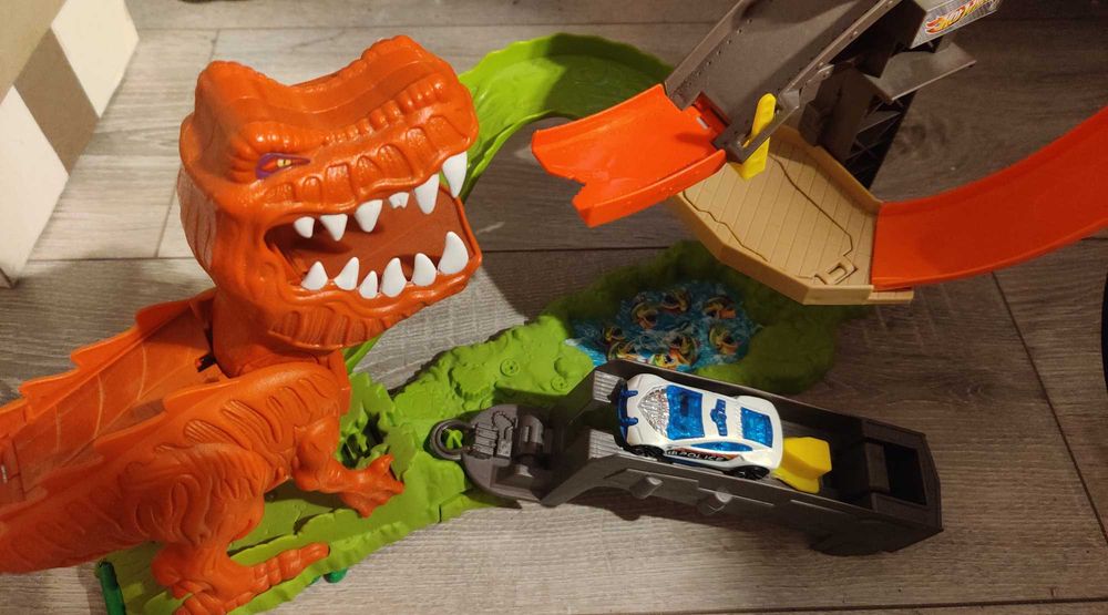Hot wheels T-rex plus samochodzik