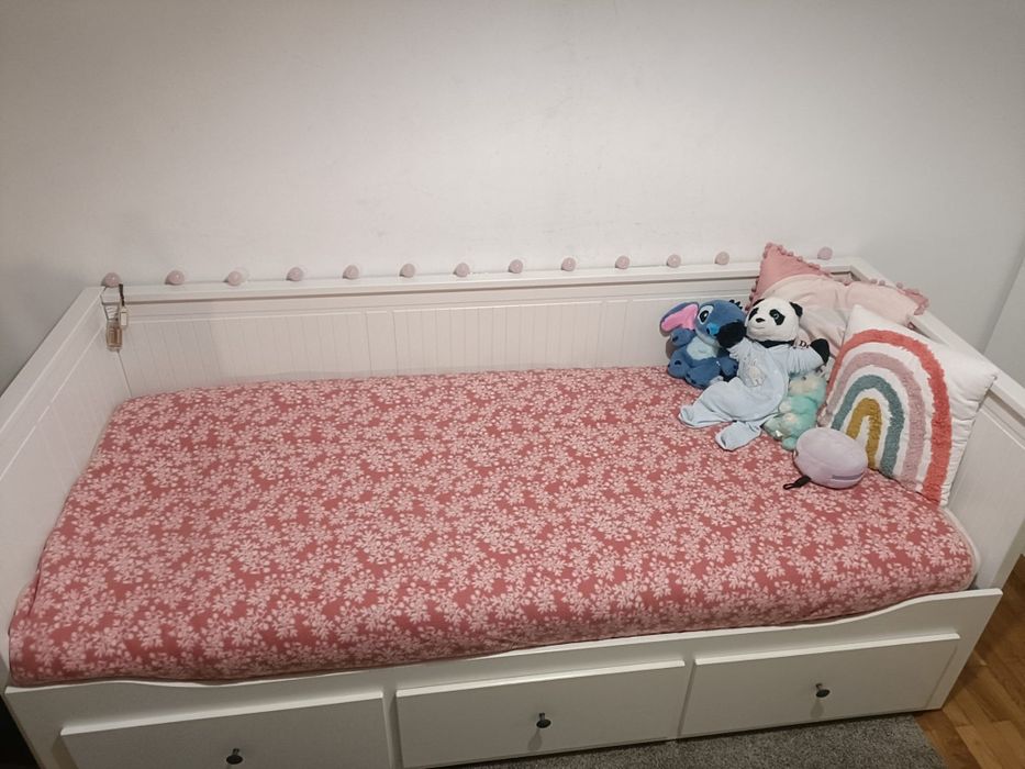 Cama branca com um colchão com possibilidade de cama casal