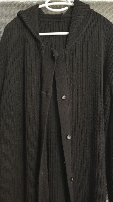 Długi sweter z kapturem na guziki