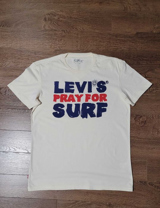 Футболка Levi's.
