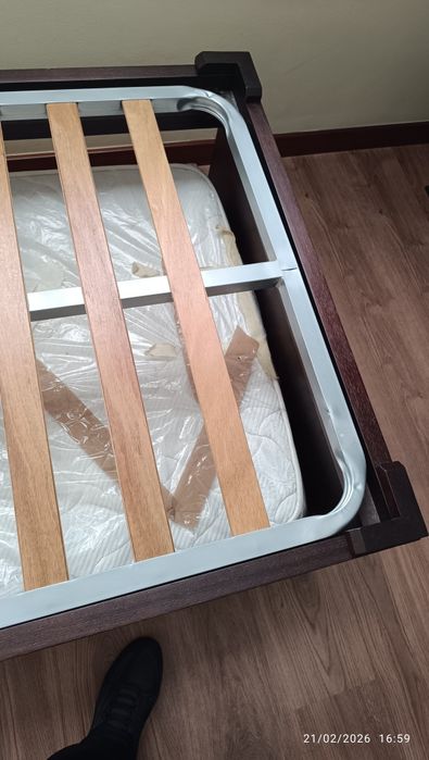 Cama de solteiro maciça, com  estrado duplo que faz outra cama