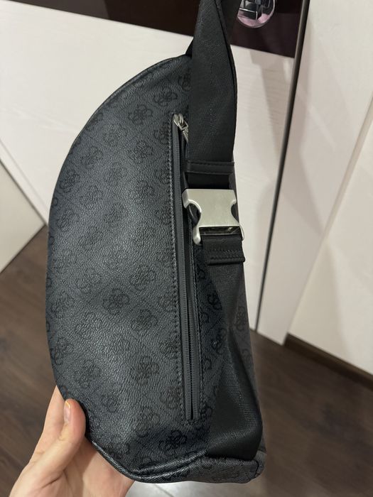 Сумка на пояс Guess майже нова
