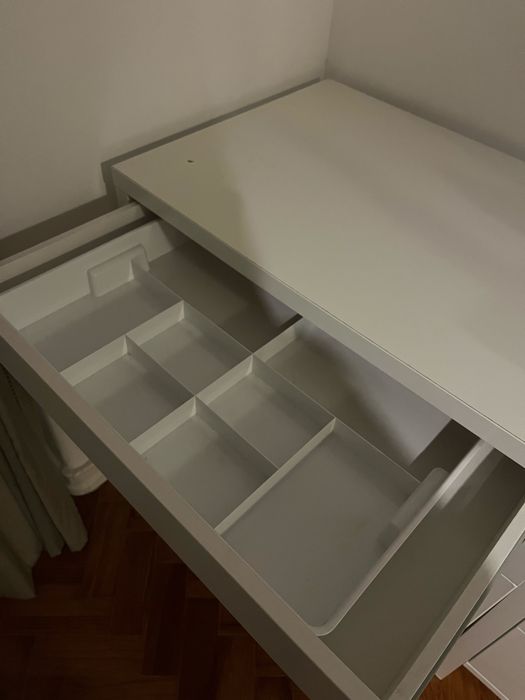 Mesa/secretária branca com gaveta