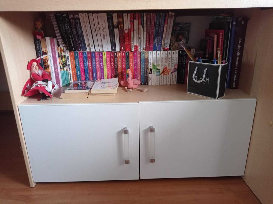 Estúdio de quarto de criança, cama com arrumação e secretária integrad