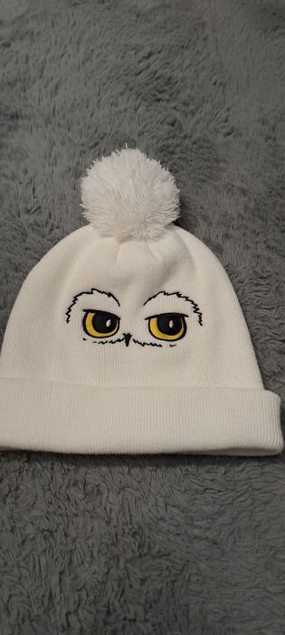 Biała czapka z pomponem z motywem sowy Hedwigi z serii Harry Potter