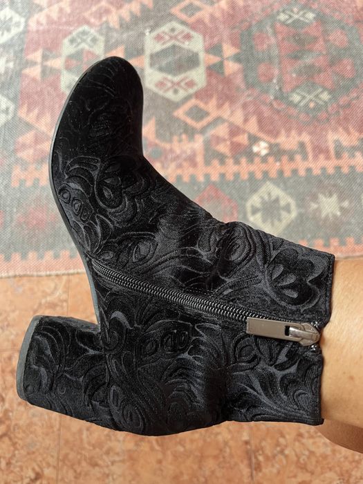 Botins pretos de veludo com padrão